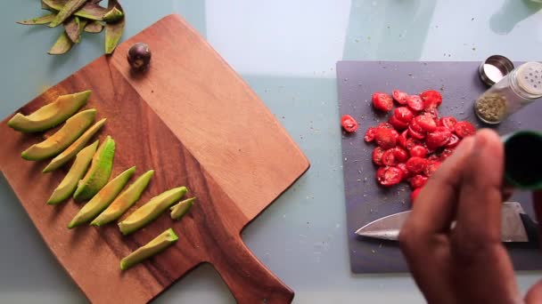 Vista Superior Persona Que Prepara Tablero Con Deliciosos Aperitivos — Vídeos de Stock