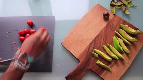おいしい前菜とボードを準備する人のトップビュー — ストック動画