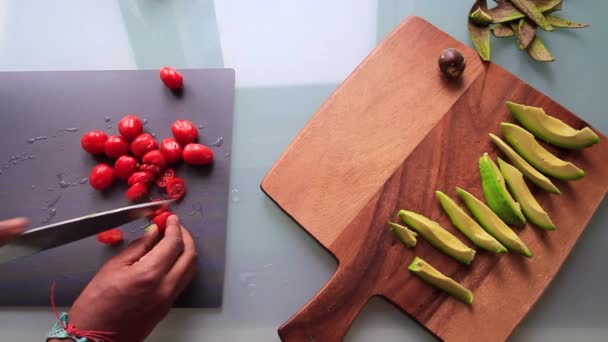 おいしい前菜とボードを準備する人のトップビュー — ストック動画