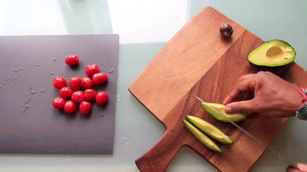 Vista Superior Persona Que Prepara Tablero Con Deliciosos Aperitivos — Vídeos de Stock