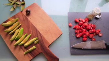 Üst düzey biri evde lezzetli meyve salatası yapıyor.