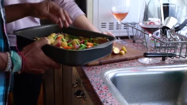 Υγιεινό Vegan Πιάτο Που Γίνεται Στο Σπίτι — Αρχείο Βίντεο