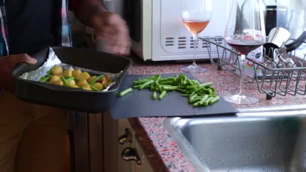 Здоровое Веганское Блюдо Готовят Дома — стоковое видео