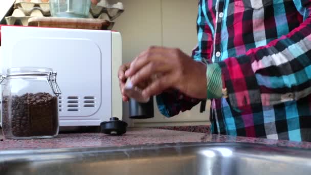人们在家里研磨咖啡豆做莫卡咖啡壶 — 图库视频影像