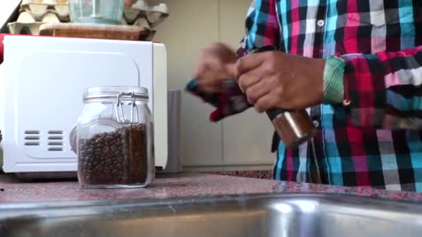 Personne Broyage Grains Café Pour Pot Moka Maison — Video