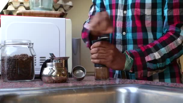 Evde Kahve Çekirdeği Öğüten Biri Var — Stok video