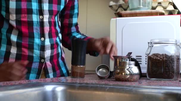 Seseorang Menggiling Biji Kopi Untuk Pot Moka Rumah — Stok Video