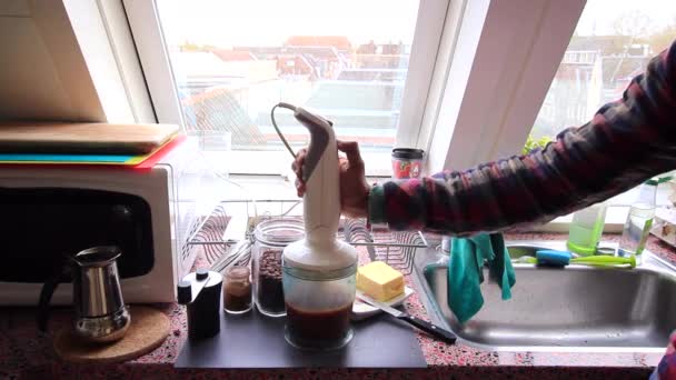 Person Die Hause Aromatischen Kaffee Mit Grasgefütterter Butter Zubereitet — Stockvideo