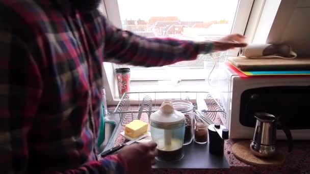 Persona Haciendo Café Aromático Con Mantequilla Alimentada Con Hierba Casa — Vídeo de stock