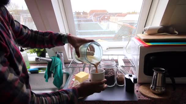 Persona Che Caffè Aromatico Con Burro Alimentato Erba Casa — Video Stock