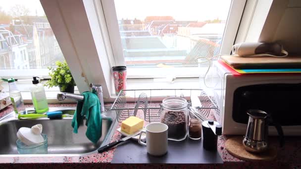 Persoon Die Thuis Aromatische Koffie Maakt Met Aan Gras Gevoede — Stockvideo