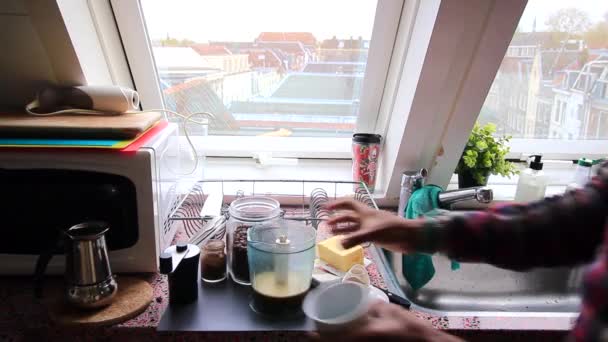 Pessoa Fazendo Café Aromático Com Grama Alimentado Com Manteiga Casa — Vídeo de Stock