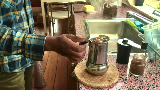 Osoba Robiąca Aromatyczną Kawę Masłem Karmionym Trawą Domu — Wideo stockowe