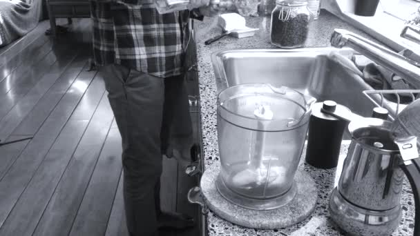 Evde Otla Beslenmiş Tereyağlı Kahve Yapan Biri — Stok video