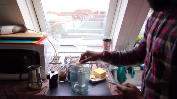 Osoba Robiąca Kawę Masłem Karmionym Trawą Domu — Wideo stockowe