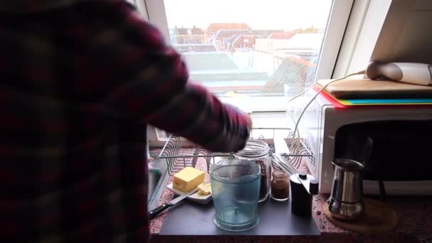 Person Som Gör Kaffe Med Gräs Utfodrat Smör Hemma — Stockvideo