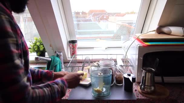 Personne Faisant Café Avec Beurre Nourri Herbe Maison — Video