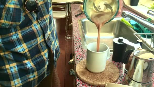 Persoană Care Face Cafea Unt Hrănit Iarbă Acasă — Videoclip de stoc