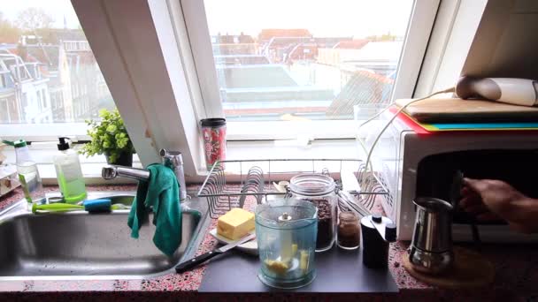 Person Som Gör Kaffe Med Gräs Utfodrat Smör Hemma — Stockvideo