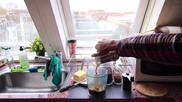 Persoon Die Thuis Koffie Zet Met Gras Gevoede Boter — Stockvideo