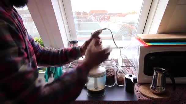 Pessoa Fazendo Café Com Grama Alimentado Com Manteiga Casa — Vídeo de Stock