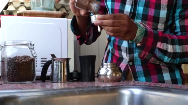 Persoon Bereidt Espresso Koffie Met Een Moka Pot Thuis — Stockvideo