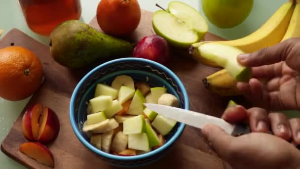 Vista Superior Persona Haciendo Deliciosa Ensalada Frutas Casa — Vídeos de Stock