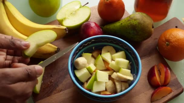 Ovanifrån Person Som Gör Läcker Fruktsallad Hemma — Stockvideo