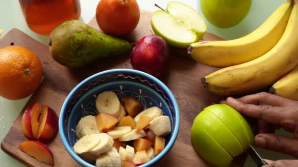 Vista Superior Persona Haciendo Deliciosa Ensalada Frutas Casa — Vídeos de Stock