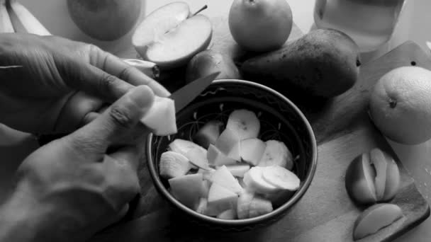 家でおいしいフルーツサラダを作る人のトップビュー — ストック動画