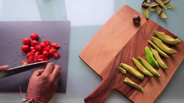 前菜と木製ボードを準備する人のトップビュー — ストック動画