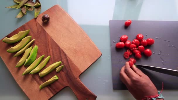 用开胃菜准备木板的人的头像 — 图库视频影像