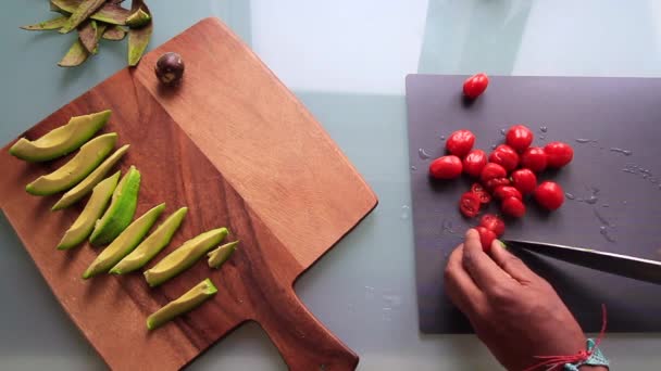 Vue Dessus Personne Préparant Planche Bois Avec Des Entrées — Video