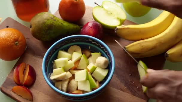 Top Vista Pessoa Fazendo Deliciosa Salada Frutas Casa — Vídeo de Stock
