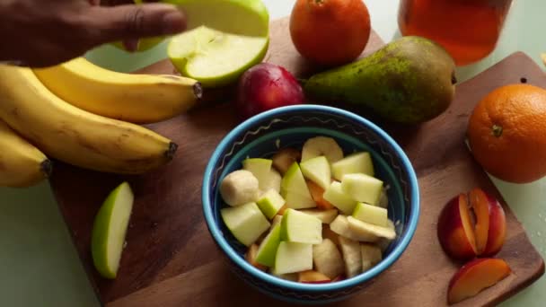 Top View Persona Haciendo Deliciosa Ensalada Frutas Casa — Vídeos de Stock