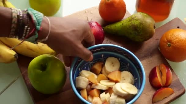 Top Vista Pessoa Fazendo Deliciosa Salada Frutas Casa — Vídeo de Stock