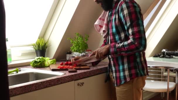 Person Von Oben Die Hause Gesunde Vegane Mahlzeiten Zubereitet — Stockvideo