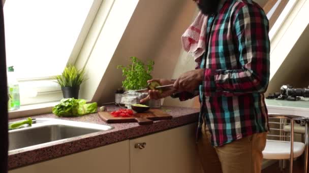 Top Vue Personne Faisant Repas Végétalien Sain Maison — Video