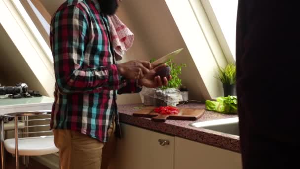 家で健康的なビーガン料理を作るトップビューの人 — ストック動画