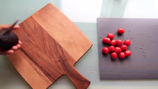 トップ表示木製の板を前菜で準備する人 — ストック動画