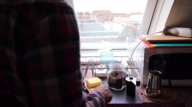 Evde tereyağlı çimenli kahve yapan biri var.