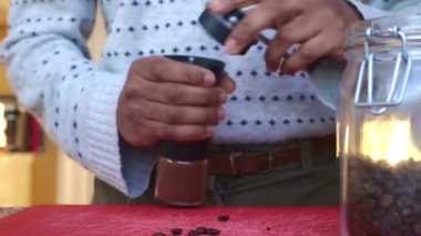 Mutfakta elle öğütülmüş kahve çekirdekleri var.