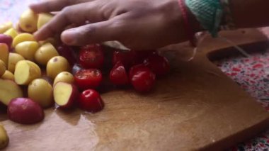 Evde pişirmek için sebze hazırlayan kişiye yakın çekim.