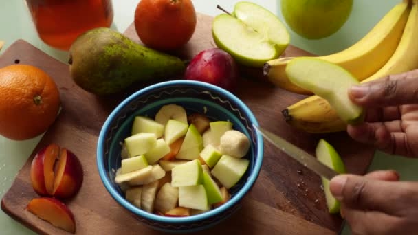 Top View Chef Haciendo Ensalada Frutas Saludables Casa — Vídeo de stock