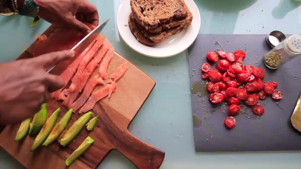 Top View Chef Preparare Tavola Legno Con Antipasti — Video Stock