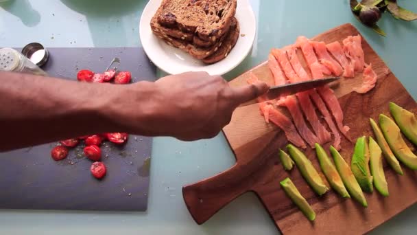 厨师用开胃菜准备木板的头像 — 图库视频影像