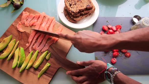 Chefkoch Bereitet Holzbrett Mit Vorspeisen — Stockvideo