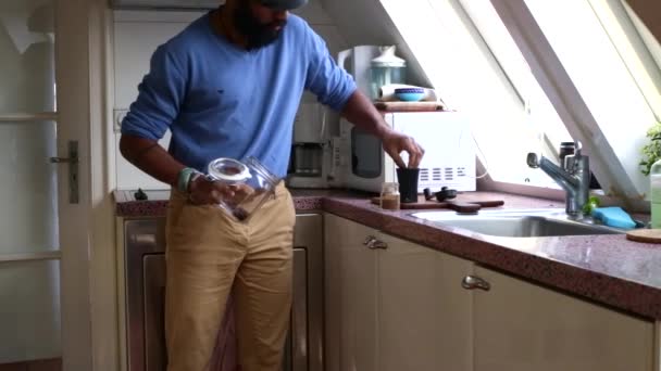 Вид Зверху Людина Шліфує Кавові Зерна Кухні — стокове відео