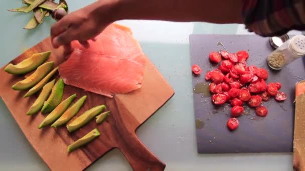 Pessoa Vista Superior Preparando Tábua Madeira Com Aperitivos — Vídeo de Stock