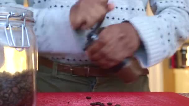 Вид Зверху Людина Шліфує Смажені Кавові Зерна Кухні — стокове відео